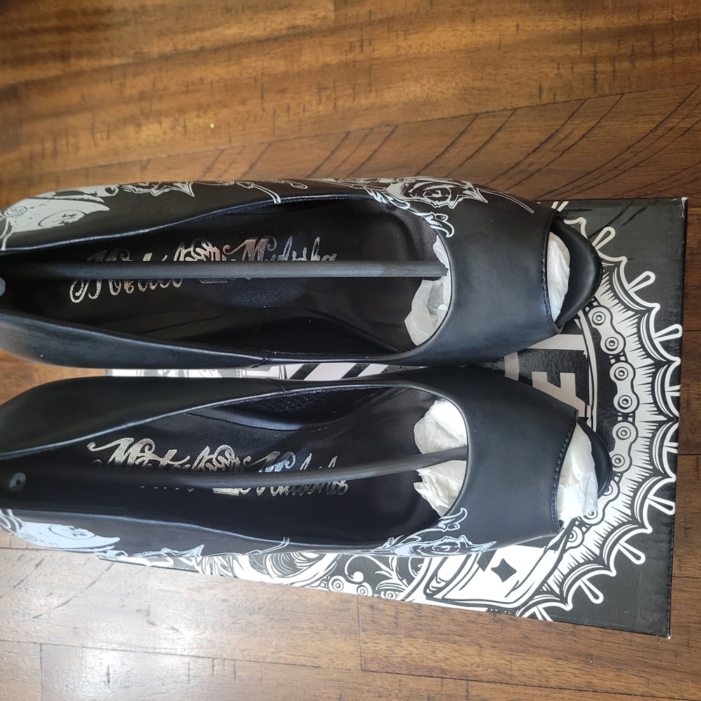 Metal Mulisha Black and Pink Heels with Striking Design - Picture 3 of 7